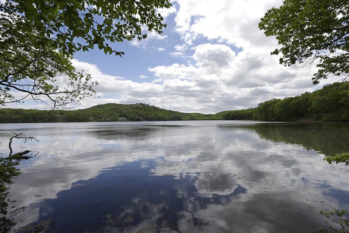 Franklin Lakes Border, NJ - In Franklin Lakes, People Tend to Stay Awhile - WSJ